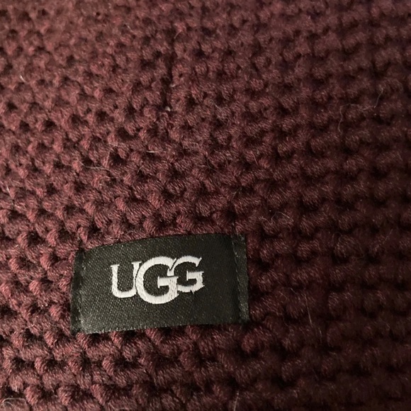 NWT UGG Yarn Pompom Knit Beanie IN PORT (O/S) - Picture 5 of 9